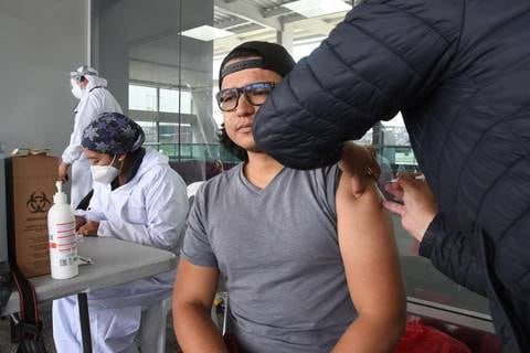 Vacunación anti-COVID-19 se retoma en Ecuador con 500.000 dosis