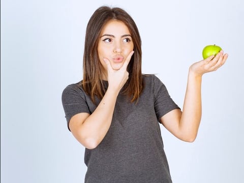 Cuánta azúcar tiene una manzana y cuánto sube la glucosa si la comes