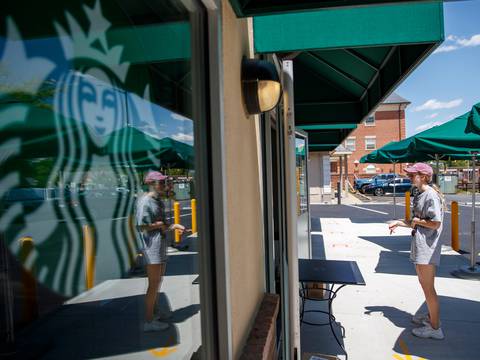 Empleados de Starbucks votan sí a la formación de su primer sindicato en EE. UU.
