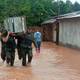 Militares ayudan a evacuar a familias de barrios inundados de Orellana