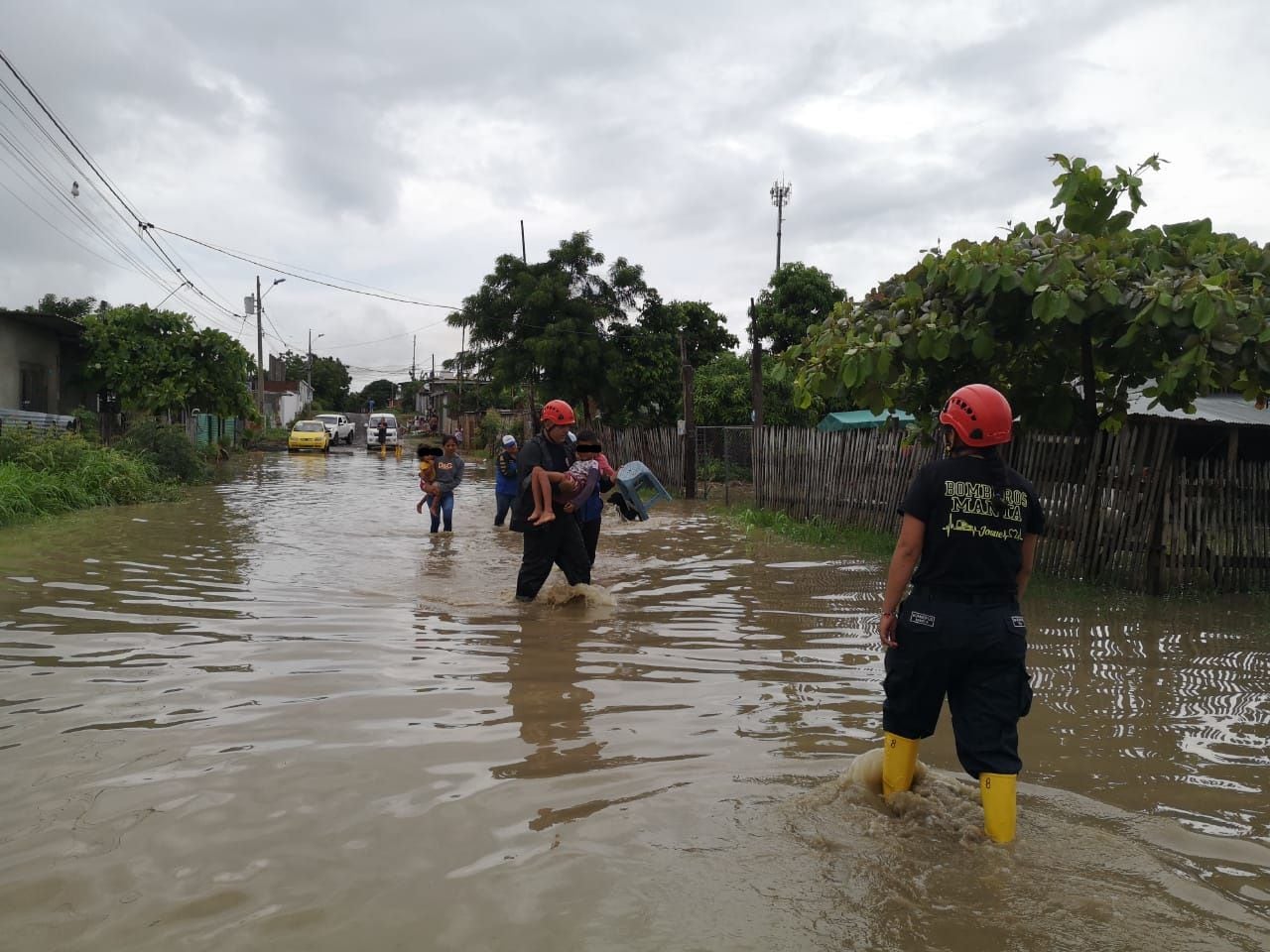 Fuerte lluvia de una hora inundó este jueves barrios de Manta