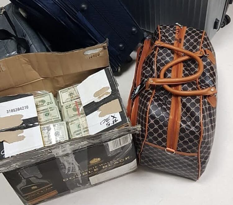 Terminó el conteo de billetes: 8,4 millones de dólares y 100.000 euros se decomisaron en casa del hombre baleado junto a su hijo en el sur de Guayaquil