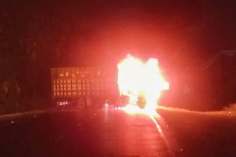 Delincuentes incendiaron un camión y lanzaron explosivos para poder huir, en El Guabo