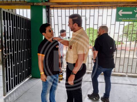 Elecciones en Barcelona SC: apretón de manos entre Antonio Alvarez y Matías Oyola durante la votación en el estadio Monumental