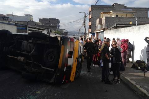 Al menos cinco heridos luego de un choque entre auto y furgoneta, en el norte de Quito