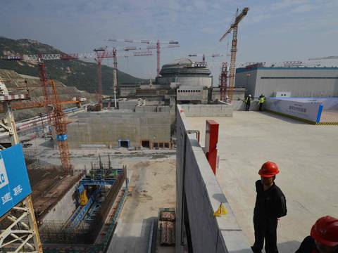En vigilancia un reactor nuclear en China tras rumores de posible fuga