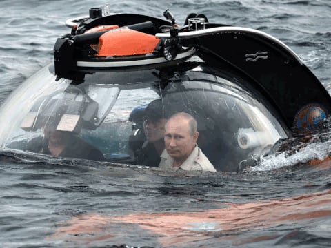 Putin va al fondo del Mar Negro para ver restos de buque antiguo situado frente a Crimea
