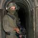 Ejército israelí lleva a periodistas en un recorrido por túneles que dice eran usados por Hamás bajo hospital Al Shifa en Gaza