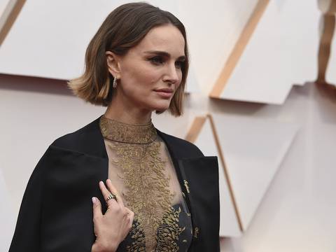 Natalie Portman y su capa feminista en la alfombra roja de los Premios Óscar 2020