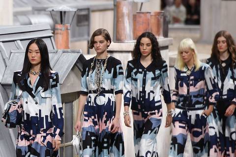 Chanel lleva su desfile de moda a los tejados parisinos