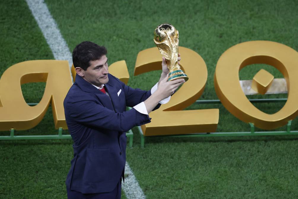 Un diseñador italiano creó el trofeo de la Copa del Mundo que se