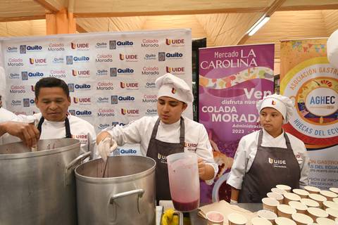 La academia y los mercados de Quito se unieron para intercambiar conocimientos de la preparación de la colada morada y guaguas de pan