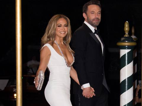 El espectacular vestido de novia que Jennifer Lopez lució en su segunda boda con Ben Affleck: Una falda de sirena llena de volantes y una gran cola hecha por el diseñador de modas Ralph Lauren