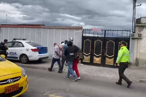 En Ambato detienen a cinco sujetos con sustancias sujetas a fiscalización y accesorios de vehículos  