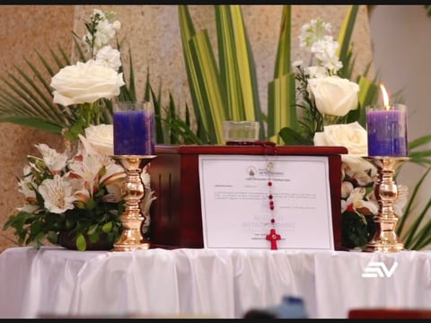 Último adiós a Luis Tippán: familiares y amigos del fallecido diseñador se despidieron de él en una misa luctuosa