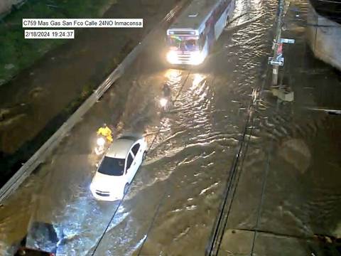 Lluvia anegó calles del norte de Guayaquil