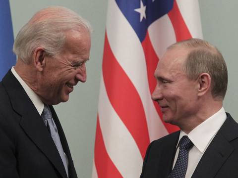 Joe Biden dice estar “considerando” más sanciones a Rusia tras muerte de Alexei Navalni