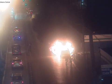 Incendio vehicular se registró en la av. Domingo Comín, sur de Guayaquil