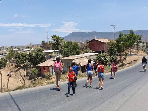Guayaquil: Hay tres iniciativas para ayudar en el estudio a niños de Monte Sinaí que afrontan dificultades para seguir clases 'online'