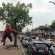Pedro Luna se viste de Spiderman y salta hasta 3 metros sobre una cuerda en las calles de Guayaquil