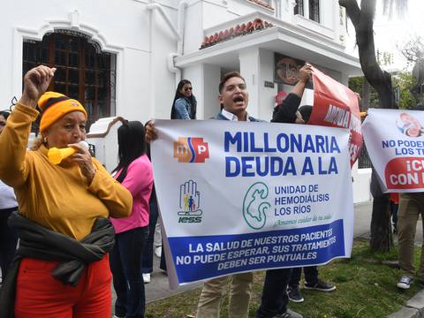 Con nuevo plantón en Quito, dializadoras presionan pago de deuda que, según Ministerio de Salud, tiene un plan definido