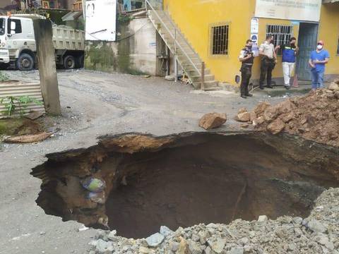 Se registró socavón en carretera de Portovelo que afectó sistema de agua potable y alcantarillado