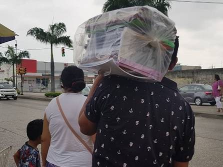 ‘Tengo tres hijos y los libros me salen en $ 760, piden pagar solo en efectivo y no puedo comprar directo en la editorial’, inconformidad de padres por mecanismo de venta de textos escolares en Guayaquil 
