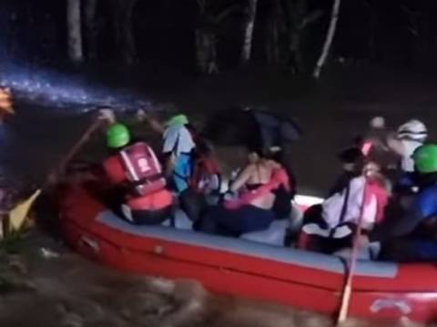 Bomberos rescataron a 48 personas de zonas inundadas en el cantón Tena 