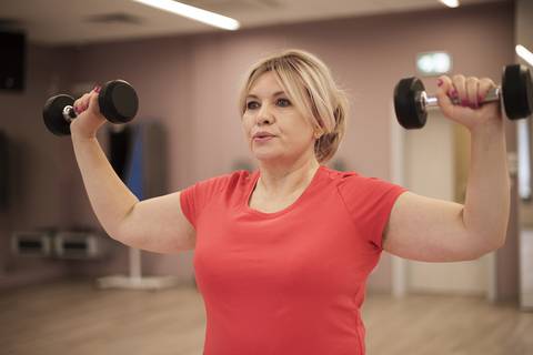 Cuánta proteína necesitan consumir las mujeres a partir de los 50 años para ganar masa muscular
