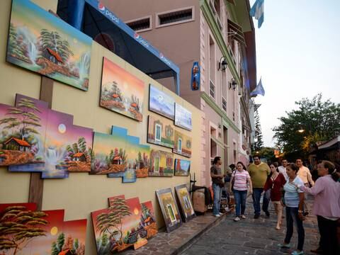 El barrio Las Peñas se llena de colores por las fiestas de Guayaquil