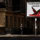 En ciudades de Ucrania abundan carteles de guerra con humor, aliento y mensajes a los rusos