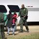 Estados Unidos continuará deportando migrantes que ingresen de forma irregular, advierte la Casa Blanca