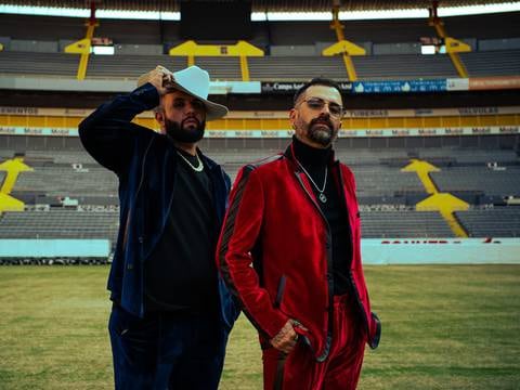 Mike Bahía graba ‘La falta’ con el mexicano Carín León en el estadio Jalisco, en honor a las víctimas de la violencia en partidos de fútbol
