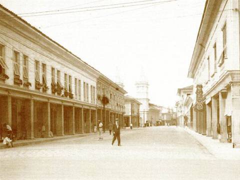 Pedro Carbo, calle que enmarca bancos e iglesias