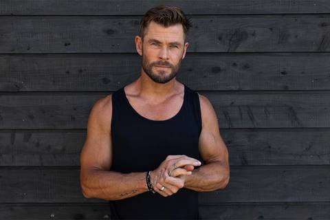 Chris Hemsworth impresiona al cantar en español el tema “La Camisa Negra” de Juanes y menciona que conoce algunas canciones de Shakira