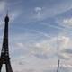 Un equilibrista cruzó el río Sena en París desde la Torre Eiffel en una cuerda a 70 metros de altura