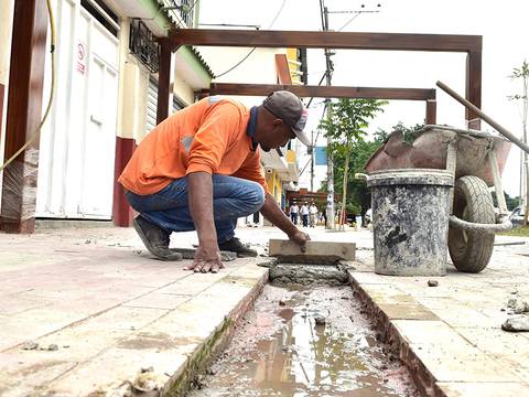 Trabajos de regeneración urbana en la avenida Isidro Ayora están en su fase final