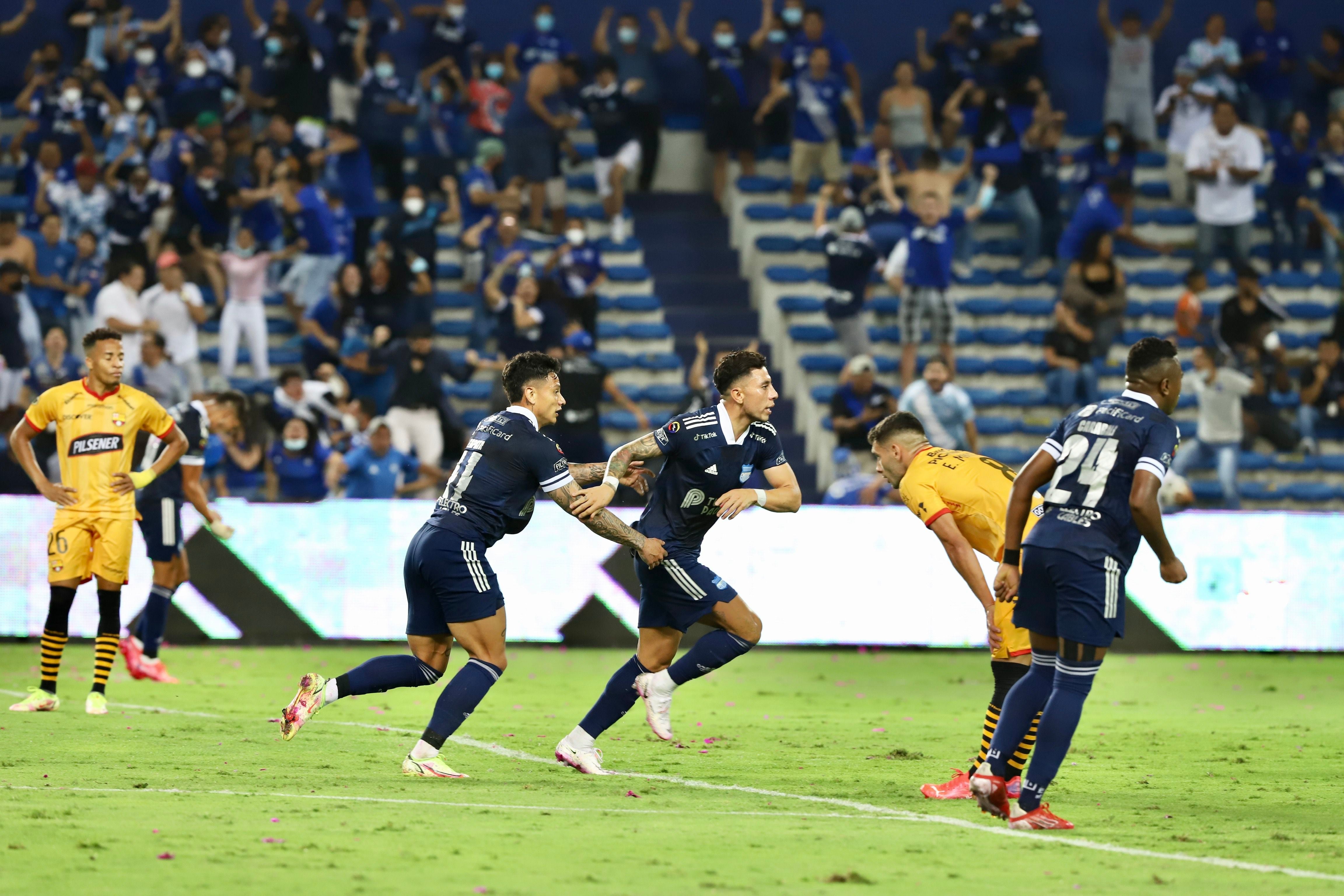 Rojas firma un doblete y Emelec gana el Clásico: 2-1