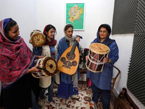 Una banda femenina de Irán lucha por ganarse su espacio 