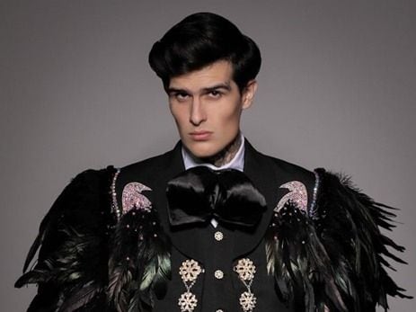 El artista mexicano-americano Adriel Favela explora nuevos horizontes con ‘Sólo muere si se olvida’, su primer álbum de género mariachi