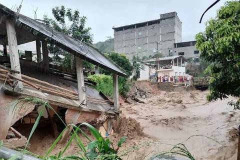 Una vivienda colapsada, inundaciones e interrupción de  servicios básicos causa torrencial lluvia en el cantón Balsas, provincia de El Oro