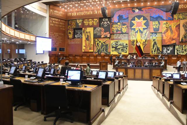 Asamblea Nacional discute dos alternativas legislativas a la contratación laboral por horas, tema que fue rechazado en la consulta popular