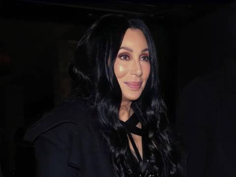 ¿Cher está enamorada? La cantante de 76 años es vista tomada de la mano con un joven productor de 36 años y desata los rumores de un posible romance