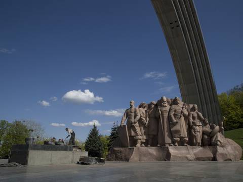 En capital de Ucrania destruyen la estatua que simbolizaba la unidad y amistad con Rusia