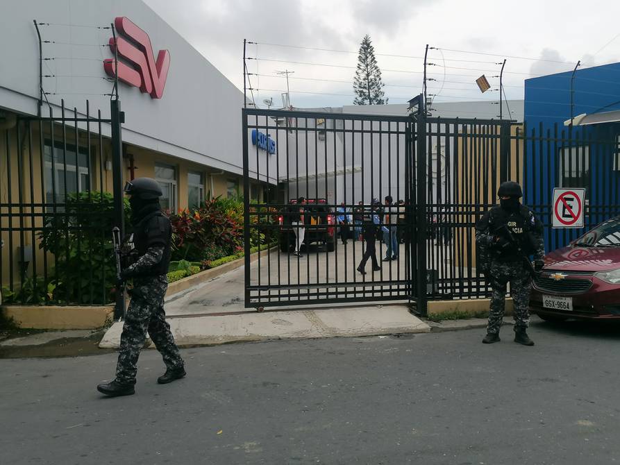 The Chamber of Commerce of Guayaquil and the Ecuadorian Business Committee rejected the “attacks” on journalists