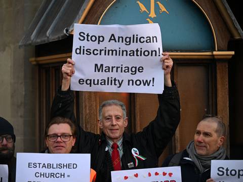 Iglesia de Inglaterra vota a favor de permitir que los sacerdotes bendigan a las parejas homosexuales