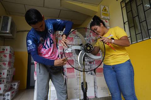 Generadores eléctricos, ventiladores y lámparas recargables se suman al inicio de clases en planteles de Guayaquil 