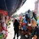 En Quito se venden monigotes desde $ 5; comerciantes llegan de diferentes ciudades a vender sus productos 