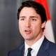 Manifestante le lanza piedras al primer ministro canadiense Justin Trudeau en un acto de campaña