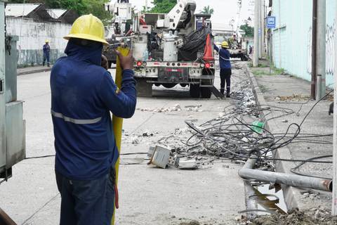 Seis postes de alumbrado público fueron derribados en la av. Sufragio Libre, en el norte de Guayaquil